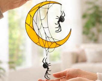 Echte gebrandschilderd glas maansikkel met spinnen zonnevanger. Witchy raamdecoratie met web