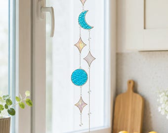 Acchiappasole celeste in vetro colorato, luna e stelle da appendere alla finestra, acchiappasole blu, decorazione celeste per finestre, ornamento in vetro fatto a mano