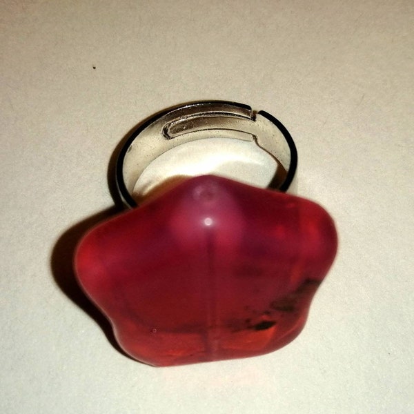 Bague avec pierre en verre bohémien rose et anneau argent plaqué.