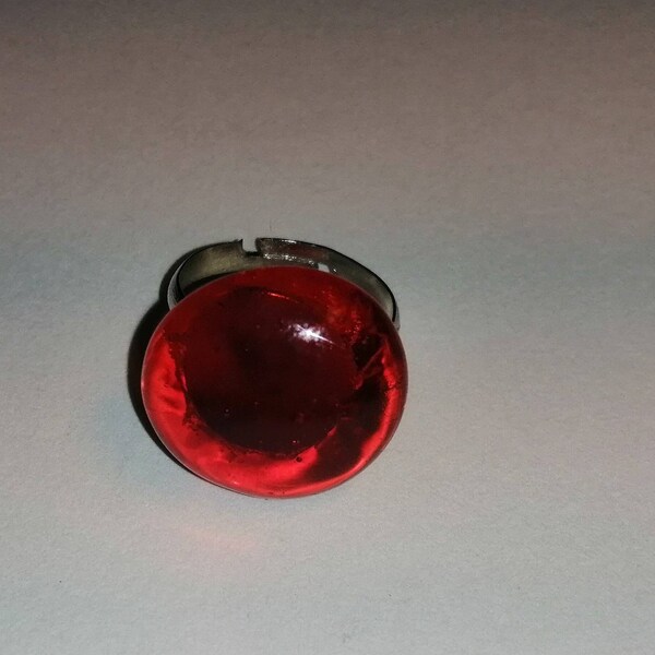 Bague rond en verre rouge et anneau en argent plaqué