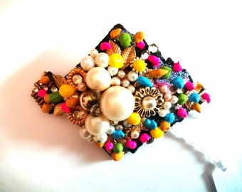 Broche noire avec perles