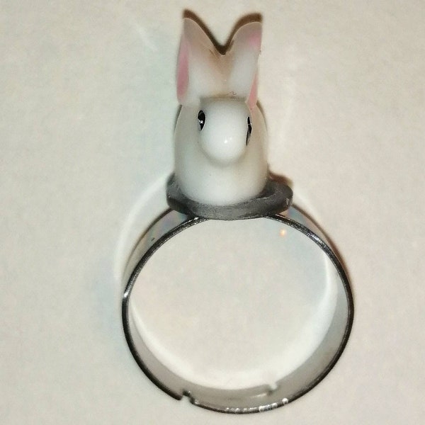 Bague lapin, avec anneau en argent plaqué et ajustable.