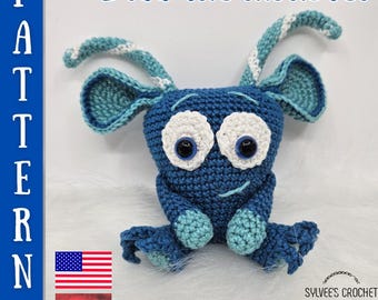 Puede incluir: Un patrón de crochet para un monstruo azul llamado "Bluu the monster". El patrón incluye instrucciones para tejer al crochet el cuerpo, los brazos, las piernas y los ojos del monstruo. El patrón está disponible en inglés y húngaro.