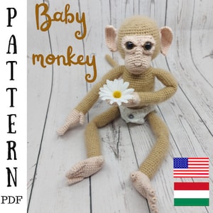 Könnte beinhalten: Häkelanleitung für ein Baby-Affen-Amigurumi-Spielzeug. Die Anleitung enthält Anweisungen zum Herstellen des Affen sowie einer Windel und einer Blume. Die Anleitung ist in Englisch und Ungarisch verfügbar.