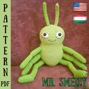 Op de afbeelding: Een gehaakt groen insectachtig pluche speelgoed met grote ogen met witte randen, lange antennes en zes poten. De tekst "MR. SMELLY" staat onder het speelgoed. Het woord "PATTERN" staat verticaal aan de linkerkant van de afbeelding, met "PDF" eronder.