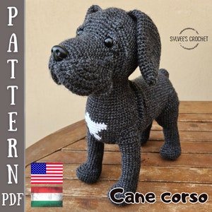Pode incluir: Padrão de crochê para um cão Cane Corso. O padrão está disponível em formato PDF e inclui instruções para fazer um cão de crochê cinza com uma mancha branca no peito. O padrão está disponível em inglês e húngaro.