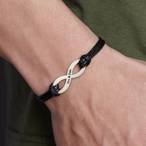 Infinity bedelarmband, sieraden voor mannen, echtgenoot vriendje Valentijnsdagcadeau, jubileumarmband, namen oneindige armband, herenarmband