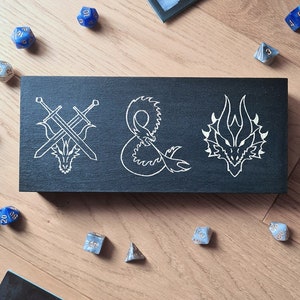 Caja de dados de madera personalizada: Estuche de D&D con dragón grabado