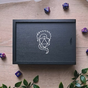 Houten kist drakendobbelstenen, fantasiedoos, gegraveerd hout, gepersonaliseerde naamgravure, dobbelsteendoos geekcadeau, RPG-doos D&D Dungeons and Dragons