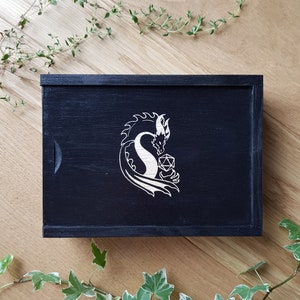 Zwarte draak met dobbelstenen houten kist, fantasiedoos, gegraveerd hout, gepersonaliseerde naamgravure, dobbelstenen doos Geek Gift, D&D Dungeons and Dragons Box