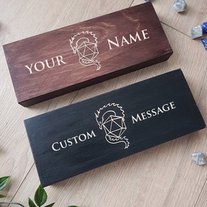 Gepersonaliseerde fantasiekoffer, houten kist, print drakendobbelstenen, gegraveerd hout, dobbelsteendoos geekcadeau, RPG D&D Dungeons and Dragons-doos, set dobbelstenen