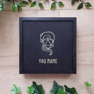 Black Fantasy houten kist, Dragon Print, gegraveerd hout, gepersonaliseerde naamgravure, Dice Box Geek Gift, RPG D&D Dungeons and Dragons Box