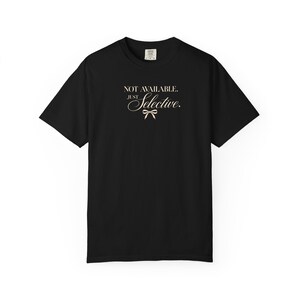 Nicht verfügbar. Nur ausgewähltes Shirt, Vintage-Schleifen-T-Shirt, Statement-T-Shirt für Damen, feminines Retro-T-Shirt Black
