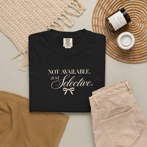 Nicht verfügbar. Nur ausgewähltes Shirt, Vintage-Schleifen-T-Shirt, Statement-T-Shirt für Damen, feminines Retro-T-Shirt Bild 3