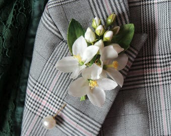 Broche de flor de jasmim feito à mão: broche elegante de flor branca