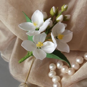 Broche de flor de jazmín, broche de flor blanca, prendedor floral hecho a mano, elegante flor blanca