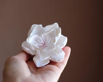 Fermaglio per capelli con fiore bianco, fiore in argilla polimerica fatto a mano, accessorio per capelli da sposa, fermaglio floreale per matrimonio, spilla floreale, regalo per lei