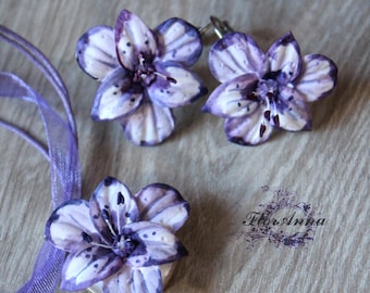 Set di gioielli floreali viola fatti a mano: orecchini e ciondolo a forma di fiore in argilla polimerica