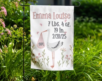 Könnte beinhalten: Eine weiße Gartenflagge mit einem rosa Storch, der ein rosa Babybündel trägt. Die Flagge zeigt den Text "Emma Louise 7 lbs. 4 oz. 19 in. 2/28/25".