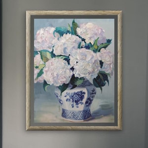 Arte de pared chinoiserie con estampado de jarrón azul y blanco, póster floral de hortensias, decoración Grandmillennial azul claro sobre sofá, arte sofisticado de hortensias