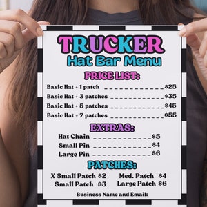 Pode incluir: Uma placa xadrez preta e branca com o texto "TRUCKER Hat Bar Menu" em rosa e azul. A placa lista os preços de chapéus básicos com diferentes números de patches, bem como extras como correntes de chapéu e pinos. Também lista os preços de patches de diferentes tamanhos.