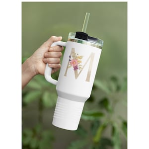 Bicchiere personalizzato da 40 once con coperchio, manico e cannuccia, tazza da viaggio in acciaio isolata personalizzata, rivestimento a polvere bifacciale, monogramma floreale dorato, regalo