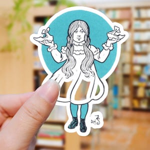 Może przedstawiać: Naklejka z czarno-białą ilustracją dziewczyny z długimi warkoczami, trzymającej dwa przedmioty. Ma na sobie białą sukienkę, turkusowe legginsy i czarne buty, na tle turkusowego koła. Naklejka ma kapryśną, vintage estetykę.
