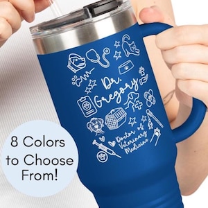 Benutzerdefinierte Tierarzt Becher mit Griff - 40 Unzen personalisierte Tierarzt Geschenk, Katzen Doktor Dankeschön Tasse, Massentierarzt Geschenke Doodle Name Tasse