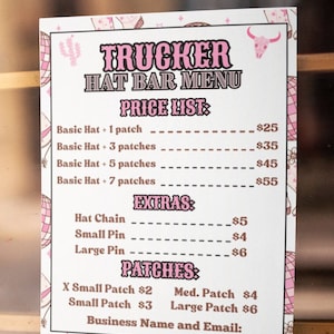 Puede incluir: Un cartel rosa y blanco con una lista de precios para gorras de camionero. El cartel tiene un patrón rosa y blanco con una calavera y huesos cruzados. La lista de precios incluye el precio de una gorra básica con diferentes números de parches. El cartel también incluye una lista de extras, como una cadena de gorra, un pin pequeño y un pin grande. El cartel también incluye una lista de parches, como un parche pequeño, un parche mediano y un parche grande.