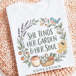 Country Cottage Garden png, She Tends Her Garden & Her Soul png, shirtontwerp tuinieren, homesteading png, Cottagecore-sublimatie downloaden