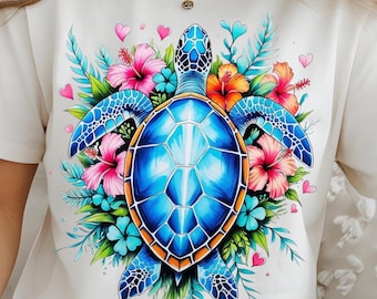 以下が含まれることがあります： 鮮やかな青いウミガメのデザインが施されたクリーム色のTシャツ。カメは、カラフルなハイビスカスの花、ターコイズの葉、ピンクのハートに囲まれています。カメの甲羅は幾何学模様で、全体的にトロピカルなテーマのデザインです。