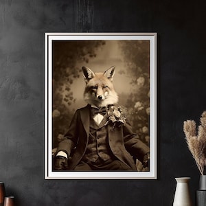 Puede incluir: Una fotografía de estilo vintage de un zorro con traje y pajarita. El zorro está sentado en una silla con una rosa en la boca. El fondo es una imagen borrosa de flores.