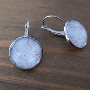 Silber Schweller Ohrringe, Blumenmuster Ihr rosa auf weißem Hintergrund