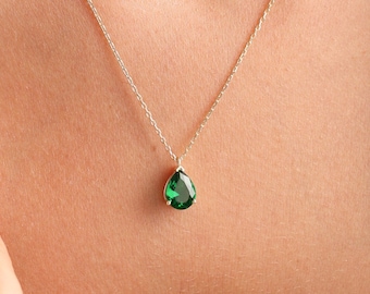 Teardrop Emerald ketting, sierlijke gelaagdheid ketting, Emerald sieraden, cadeau voor vrouw, geboortesteen ketting, kerstvrouwencadeaus voor haar