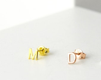 Eerste oorbellen, gepersonaliseerde gift sieraden, brief sieraden, Gouden Eerste Oorbel, Dainty Gold Sieraden, Initial Gift Earring, Letter Earring