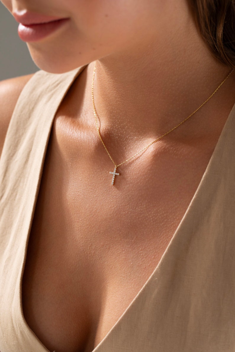 14k Gold Kreuz Halskette, Kreuz Halskette, christliche Geschenke, minimalistische Halskette, Taufkette, Weihnachtsgeschenk, Hallowen Geschenk, Frauen Geschenk Bild 8