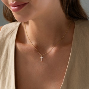 14k Gold Kreuz Halskette, Kreuz Halskette, christliche Geschenke, minimalistische Halskette, Taufkette, Weihnachtsgeschenk, Hallowen Geschenk, Frauen Geschenk Bild 9