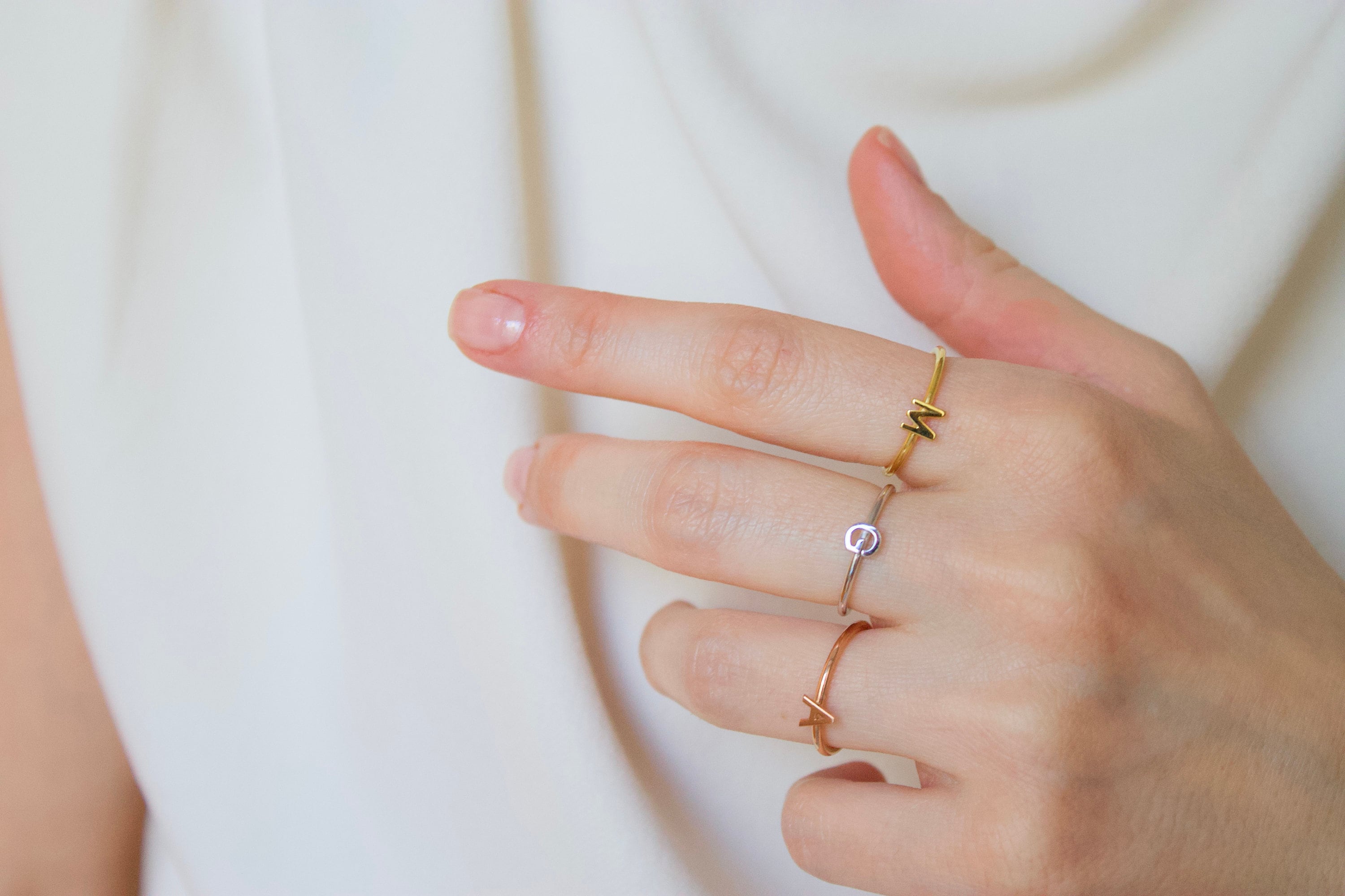 Letter Ring | Goldring designs, Hochzeitsschmuck, Initialen