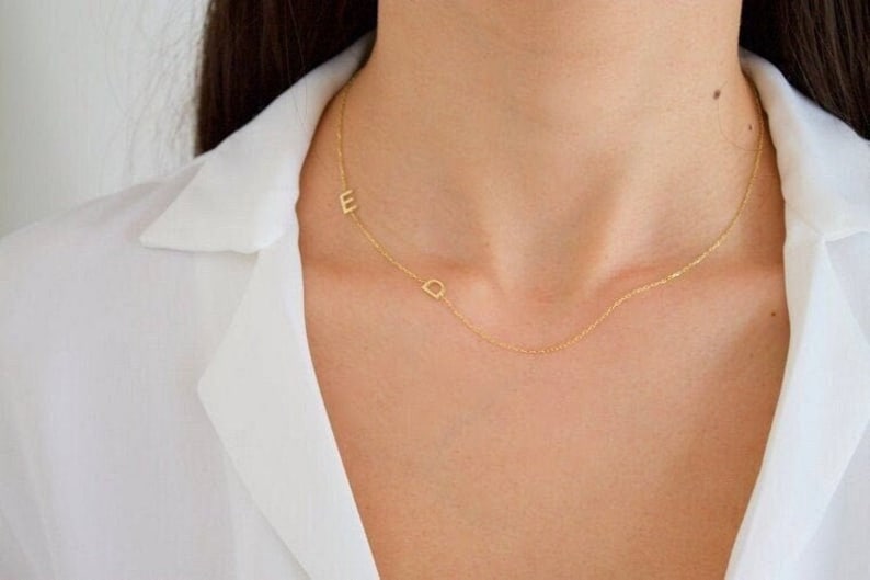 14k massief gouden eerste ketting, eerste ketting, gepersonaliseerde sieraden, gepersonaliseerde geschenken, briefketting, cadeaus voor haar, Moederdagcadeau afbeelding 1