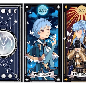 Op de afbeelding: Drie tarotkaarten met een personage met blauw haar in verschillende poses. De eerste kaart is blauw met een halve maan en sterren. De tweede kaart is blauw met een volle maan en vlinders. De derde kaart is rood met een zon en vlinders. Alle kaarten hebben de tekst "THE BEAST" en een Romeins cijfer.