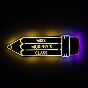 K&ouml;nnte beinhalten: Ein schwarzes schildf&ouml;rmiges Schild in Form eines Bleistifts mit gelber und violetter Beleuchtung. Das Schild tr&auml;gt die Aufschrift "Miss Murphy's Class".