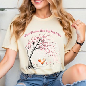 桜のシャツ、ハート型の花が描かれたかわいいキツネのTシャツ、桜のTシャツ、桜のグラフィックTシャツ、春のピンクの花のアパレル