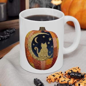 Taza de café con diseño de calabaza otoñal y colcha de retazos, luna celestial y gato.
