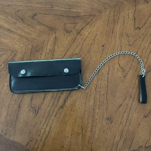 Cartera vintage de cuero negro con cadena. ¡Inspiración grunge/punk de los 80 y 90!