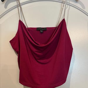 Vintage Wein, Burgunderrot, Kurzes Top mit Wasserfallausschnitt und Strass-Trägern. So sexy!