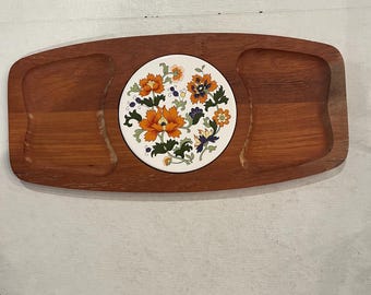 ヴィンテージのミッドセンチュリーモダンスタイルのタイルと木製の