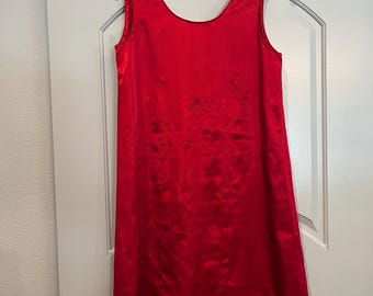 Camisón vintage de satén rojo con bordados estelares y celestiales. ¡GUC!