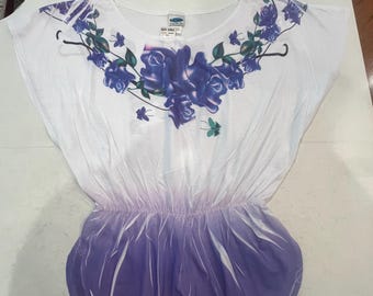 Top vintage floral com guirlanda de rosas roxas em degradê e cintura marcada. Novo com etiqueta!