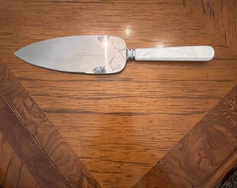 Vintage Treasure Masters, Sheffield of England mother of pearl handled cake server. GUC!