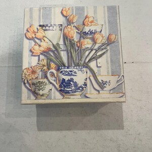 Caixa decorativa floral vintage em azul e branco com xícaras de chá. Ótima para guardar de recordação!